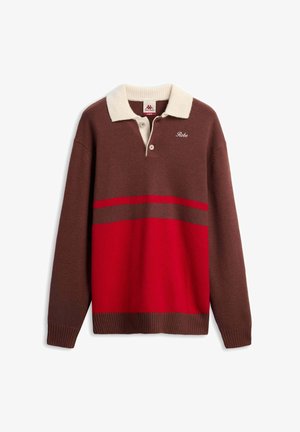 Suéter tipo polo de punto en marrón y rojo con cuello crema, con tapeta de dos botones y rayas horizontales a lo largo del pecho.