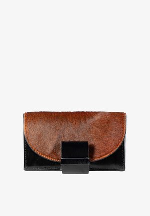 Clutch-Geldbörse mit braunem, strukturiertem Pelzklappe und schwarzem Lacklederkörper. Verfügt über einen glänzenden schwarzen Verschluss aus Metall in der Mitte.