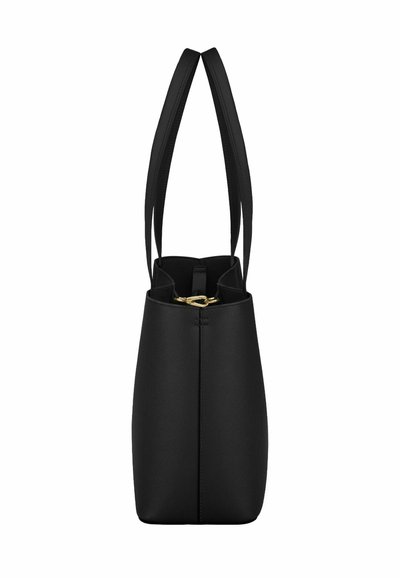 Črna usnjena torba za čez ramo z dvojnimi naramnicami in vidnim zlatim zatičem, prikazana s strani na belem ozadju.