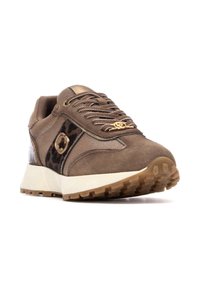 Zapatilla marrón con parte superior de ante y textil, detalle de estampado de leopardo, herrajes dorados, punta redonda y suela resistente para tracción.