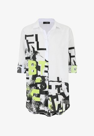 Weißes Hemd mit Knopfleiste und abstraktem Text- und Farbkleckse-Design in Schwarz und Neon-Grün, mit Kragen und hochgekrempelten Dreiviertelärmeln.