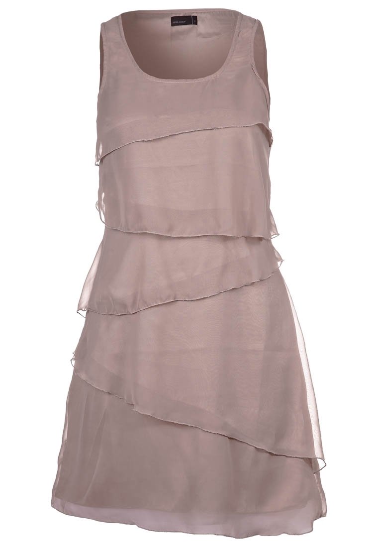 Bezramenné šaty v jemně béžové barvě, vyrobené z vrstvené šifonové tkaniny s měkkou, splývavou texturou a kulatým výstřihem.