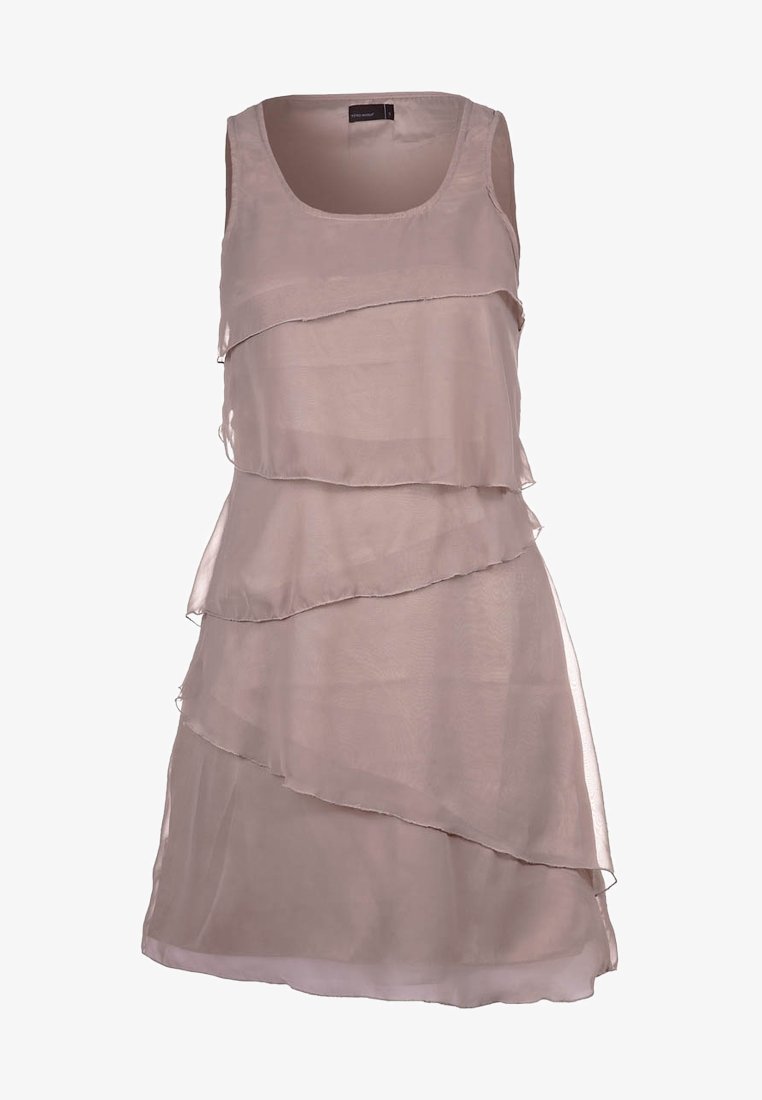 Bezramenné šaty v jemně béžové barvě, vyrobené z vrstvené šifonové tkaniny s měkkou, splývavou texturou a kulatým výstřihem.