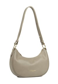 Borsa a tracolla in pelle grigia con forma curvata, hardware color oro, chiusura con zip e una singola tracolla regolabile. Presenta un marchio impresso.
