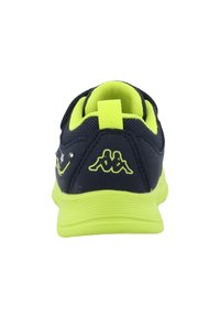 Scarpa sportiva blu navy con accenti verde lime, tomaia in rete, suola testurizzata e dettaglio del logo sul tallone. Presenta una linguetta sul retro.