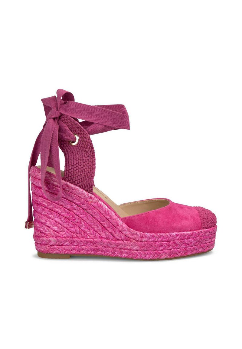 Wedge espadrilles rosa con suola in juta intrecciata, parte superiore in tessuto testurizzato e lacci alla caviglia. Design con punta tonda e tacco a piattaforma.