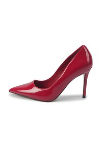 Rode gepatineerde leren hoge hak pumps met een puntige neus en een gebogen silhouet, met een slanke stilettohak en een glanzende afwerking.