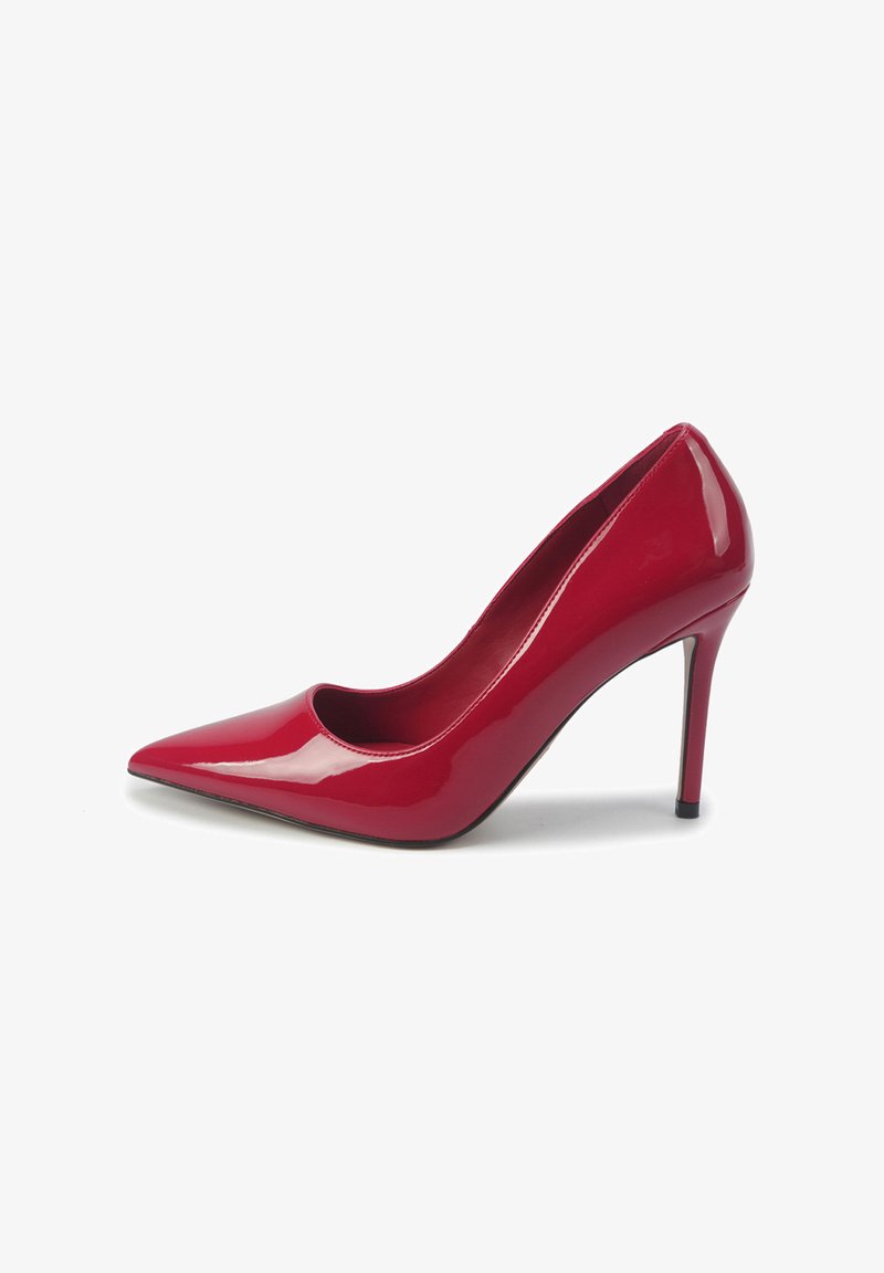 Rode gepatineerde leren hoge hak pumps met een puntige neus en een gebogen silhouet, met een slanke stilettohak en een glanzende afwerking.