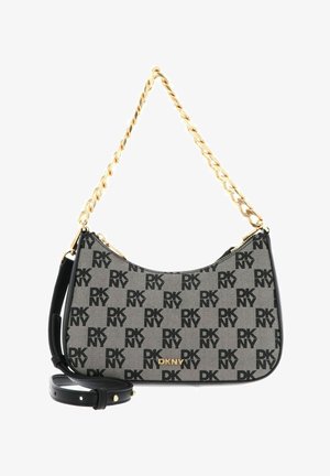 Bolso de hombro con patrón del logo DKNY en negro y gris, con asa de cadena dorada y correa ajustable de cuero negro.