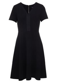 Černé šaty s krátkým rukávem, výstřihem do V a plisovaným živůtkem. Rozšířená sukně, hladká textura a skrytý zip na zadní straně.