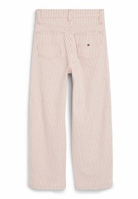 Vista posteriore di pantaloni bianchi con sottili strisce verticali rosse e due tasche posteriori, di cui una presenta un piccolo logo a forma di bandiera rettangolare.