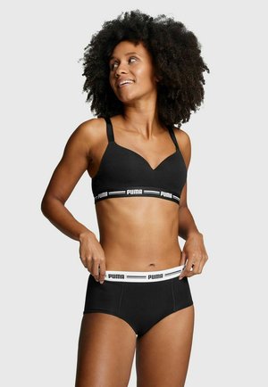 Schwarzes BH- und hochgeschnittenes Slips-Set aus weichem Material. Der BH hat ein V-Ausschnitt-Design und ein elastisches Band mit Markenlogo; der Slip hat einen breiten Bund.