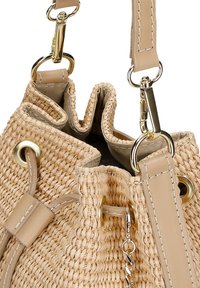 Beige tkaná kabelka s koženými akcenty a zlatým kováním. Disponuje stahovací šňůrkou a odnímatelným popruhem pro všestranné použití.