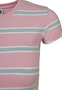 T-shirt rose clair avec des rayures horizontales blanches et bleu clair. Manches courtes, encolure ronde, fabriqué en coton extensible.