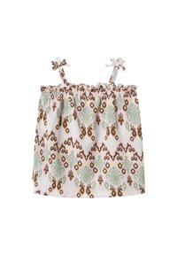 Top con estampado y cuerpo fruncido, que presenta motivos florales en verde y marrón sobre un fondo rosa claro. Tirantes atados con lazos.