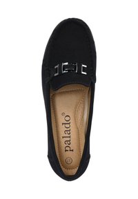 Zapato negro de tipo slip-on con parte superior de textil, detalle decorativo de hebilla metálica y plantilla acolchada en color marrón claro, diseñado para uso casual.