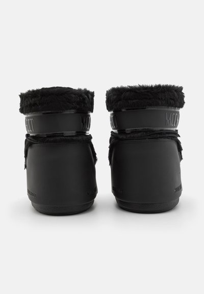 Botine negre până la gleznă cu guler din blană sintetică și curea ajustabilă. Fabricate din material sintetic neted, cu o talpă din cauciuc texturat.