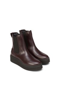 Bottines en cuir bordeaux avec des panneaux latéraux élastiques, bout arrondi et semelle plateforme noire texturée pour une meilleure adhérence.