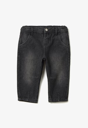 Pantalones vaqueros negros para niño pequeño con cinturilla elástica, bolsillos frontales y cierre de botón, con un ligero desgaste en los muslos y las rodillas.