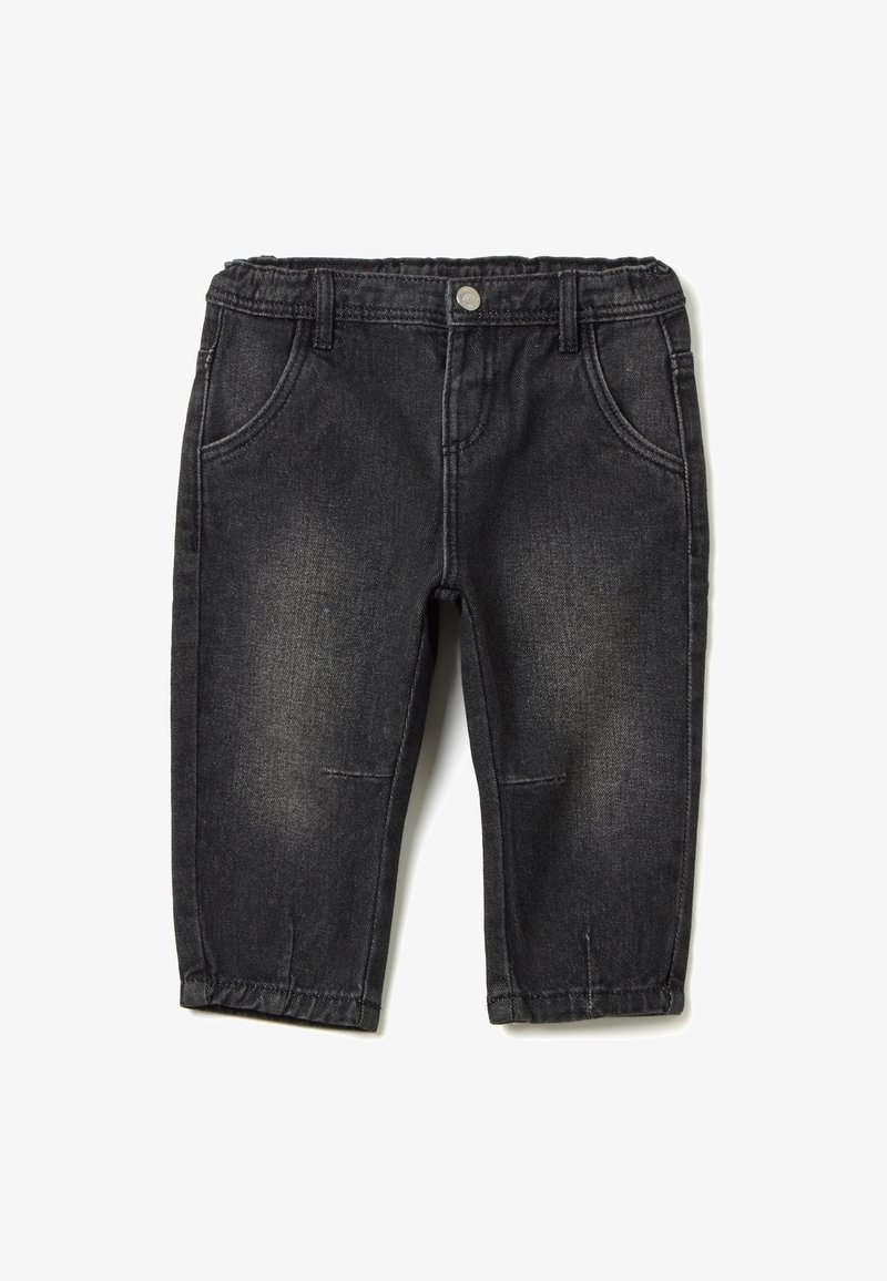 Pantalones vaqueros negros para niño pequeño con cinturilla elástica, bolsillos frontales y cierre de botón, con un ligero desgaste en los muslos y las rodillas.