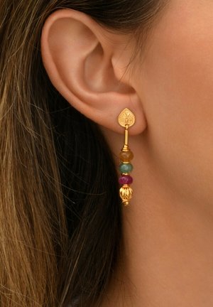 Les boucles d'oreilles en or présentent un dessus en forme de goutte avec des gravures florales, trois perles colorées (verte, jaune et violette) et des accents dorés complexes.