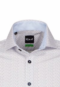 Camicia bianca con motivo paisley blu navy, colletto azzurro a contrasto, due bottoni neri e un'etichetta con il nome del marchio "Kauf."