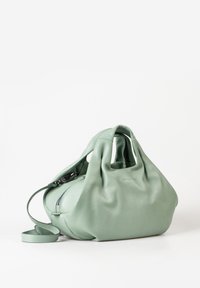 Groene leren handtasje met een gestructureerde afwerking, voorzien van dubbele handgrepen en een afneembare schouderband, ronde vorm en ritsluiting.