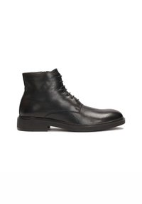 Botín negro de cuero hasta el tobillo con una textura lisa, puntera redonda, cordones en la parte delantera y un tacón cuadrado bajo. Diseño simple y elegante con acentos mínimos.