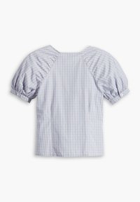 Blusa a quadretti blu chiaro e bianchi, con maniche a sbuffo, cuciture arricciate e scollatura tonda. Tessuto di cotone liscio con una morbida consistenza.