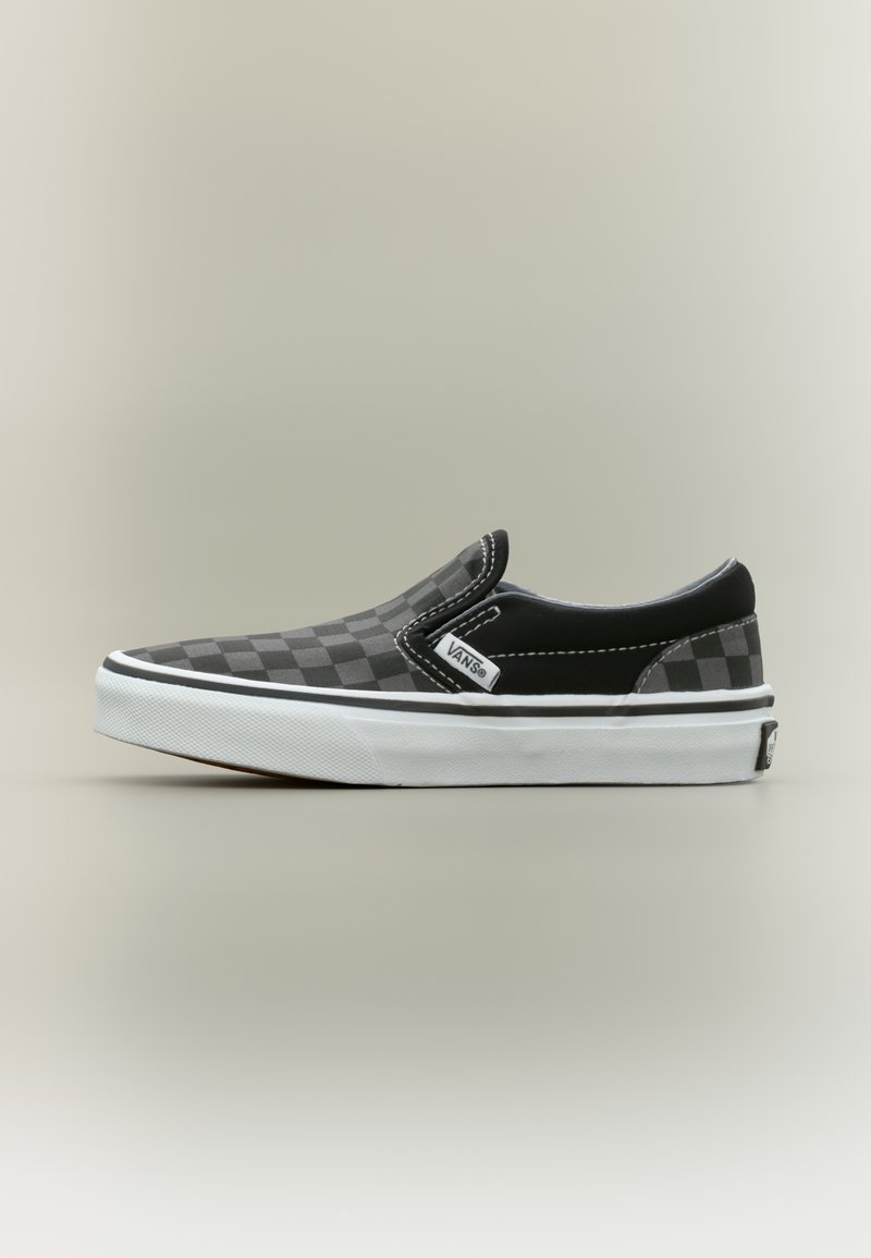 Ανδρικό παπούτσι Vans slip-on με καρό μοτίβο σε μαύρο και γκρι, λευκή λαστιχένια σόλα και μαύρο περίγραμμα, εμφανίζεται σε πλάγια όψη σε ουδέτερο φόντο.