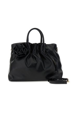 Borsa nera in pelle con manici superiori, una rosa decorativa sul davanti e una tracolla staccabile arrotolata accanto.