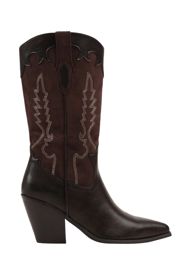 Botte de cowboy en cuir brun foncé et daim avec des coutures décoratives et un talon empilé angulaire.