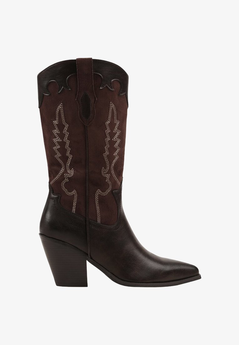 Botte de cowboy en cuir brun foncé et daim avec des coutures décoratives et un talon empilé angulaire.