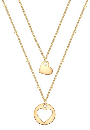 Collana a più strati in tonalità oro con due pendenti a forma di cuore: un cuore solido e un cerchio aperto con un'intaglio a forma di cuore, su catene delicate.
