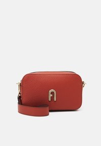 Borse a tracolla rossa in pelle con una finitura testurizzata, hardware dorato, chiusura a zip e una tracolla rimovibile con un elegante dettaglio del logo.