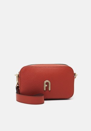 Rote Leder-Crossbody-Tasche mit strukturiertem Finish, goldenen Beschlägen, Reißverschluss und abnehmbaren Riemen mit eleganter Logodetail.