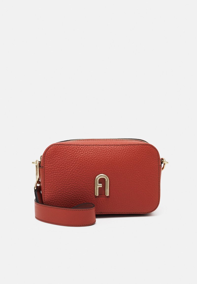 Borse a tracolla rossa in pelle con una finitura testurizzata, hardware dorato, chiusura a zip e una tracolla rimovibile con un elegante dettaglio del logo.