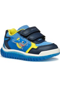 Baskets synthétiques bleues avec des accents jaunes et un graphique de requin. Caractéristiques : deux bandes Velcro et une semelle en caoutchouc texturée pour une meilleure adhérence.