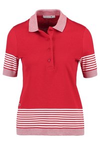 Červené polo tričko vyrobené z bavlny, s texturovanou tkaninou, pruhovaným límečkem a krátkými rukávy, které mají horizontální červené a bílé pruhy na manžetách.