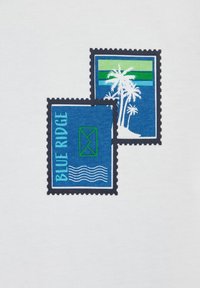 Dva textilné náplety pripomínajúce poštové známky. Jeden zobrazuje text "BLUE RIDGE" a vlnovú čiaru. Druhý zobrazuje palmy a modré odtiene na bielom pozadí.