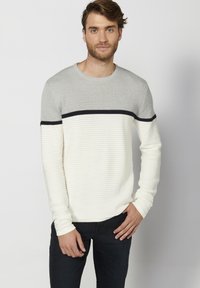 Maglione leggero a maniche lunghe in grigio e bianco sporco, con un lavorazione a coste testurizzata e una striscia orizzontale. Vestibilità slim con collo rotondo.