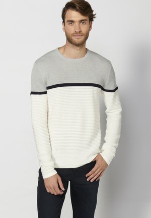 Lekki sweter w kolorze szarym i ecru z teksturowanym ściągaczem, poziomą paską i długimi rękawami. Slim fit z okrągłym dekoltem.