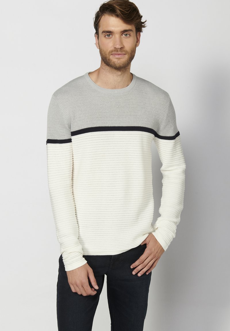 Maglione leggero a maniche lunghe in grigio e bianco sporco, con un lavorazione a coste testurizzata e una striscia orizzontale. Vestibilità slim con collo rotondo.