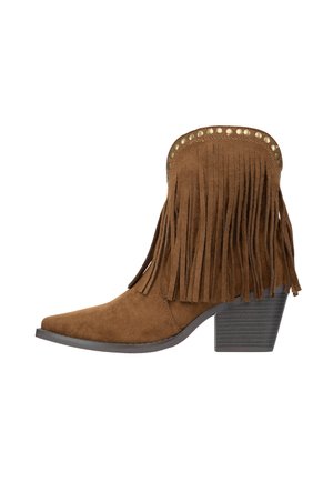 Bruine suède enkellaars met franjes, gouden studs langs de bovenrand, spits toelopende neus en gestapelde blokhak.
