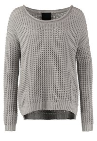 Pull en maille épaisse gris clair avec manches longues, encolure ronde, poignets et ourlet côtelés, légèrement plus long à l'arrière.