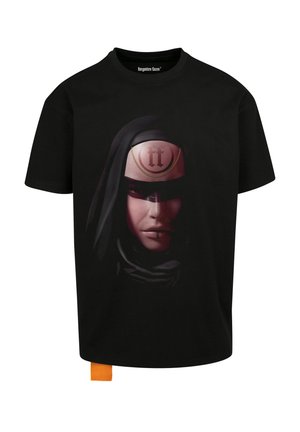 Černé tričko s grafickým potiskem zakrytého figury s emblémem na světlém čele a oranžovou visačkou na lemu.