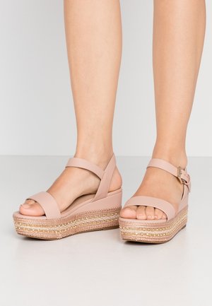 Kilesandaler i blødt lyserødt læder med ankelrem, brede tæbånd og en fletning af jute på plateauet med guldaccenter.