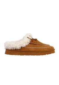 Chaussons en suede marron avec un col en fourrure blanche duveteuse, des détails cousus sur le dessus, et une semelle en caoutchouc rembourrée.
