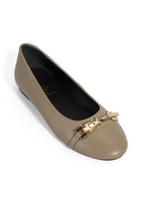Beige Leder-Balletschuhe mit abgerundetem Zehenbereich und goldenen Hardware-Akzenten an der Vorderseite. Glatte Textur mit einer flachen Laufsohle.
