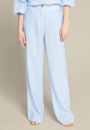 Pantaloni ampi a righe di colore azzurro chiaro, realizzati in tessuto morbido. Presentano una chiusura con bottone, una vita elastica e una vestibilità larga per il massimo comfort.